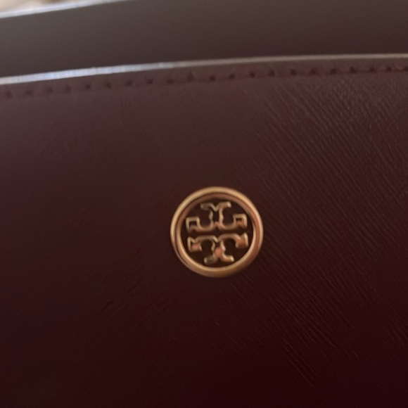 Tory Burch Women’s McGraw Tote in Burgandy - Picture 2 of 7